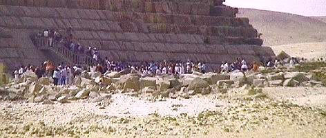 Touristenstrom an der Mykerinospyramide