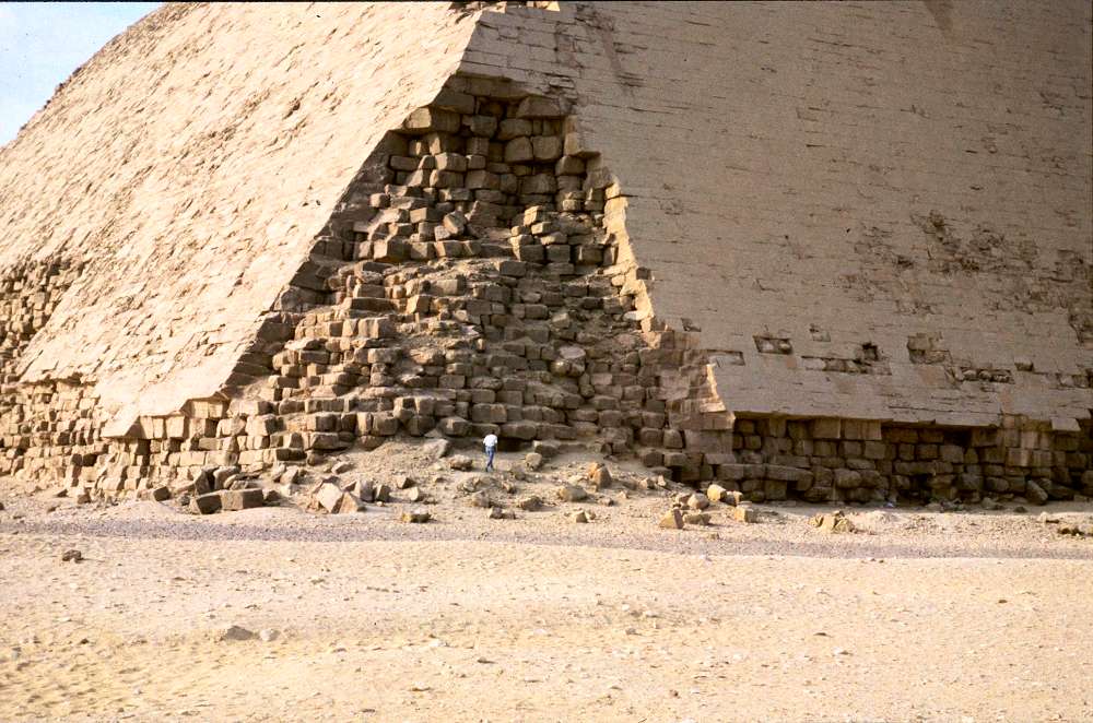 Person vor Knickpyramide